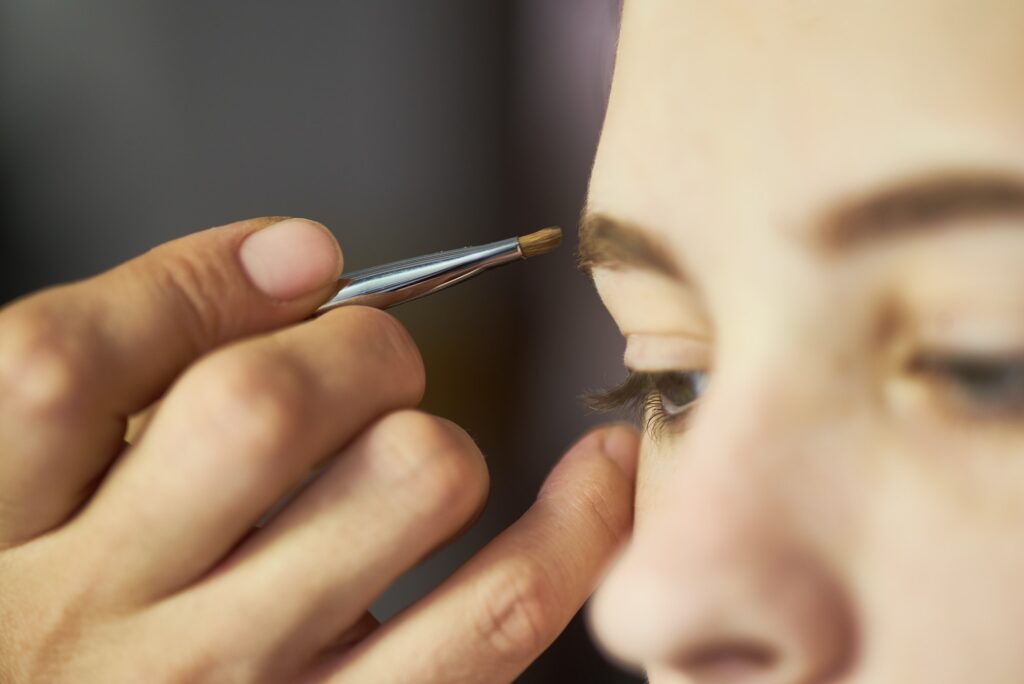 Applying brow powder